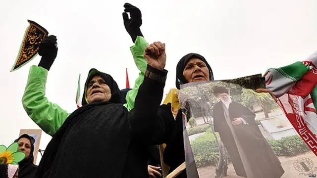 د ایران اوسنی ولسمشر حسن روحاني د خپل سلف محمود احمدي نژاد پرخلاف، له امریکا سره د شخړې تړل شوي پړي کشولو ته ډېر زړه نه ښه کوي، بلکې څه-ناڅه نرم دریځی ښکاري. 