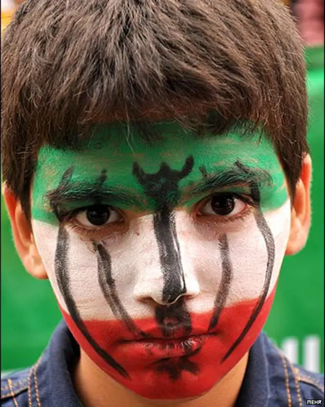 د مظاهرو سمبالوونکو او ویناوالو د "مرګ پر امریکا" نارې او له دیپلوماتیکې لارې د خبرو ترمنځ انډول هم په پام کې نیولی و. 