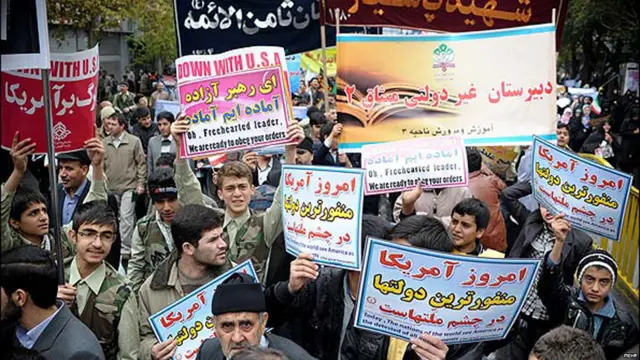 د ایران مذهبي لارښود ایت الله علي خامنئي له مظاهرو ټيک یوه ورځ مخکې خپلو پلویانو ته د دغو مظاهرو خبر ورکړ، او ټينګار یې دا و چې په مظاهرو کې تر ډېره "مرګ پر امریکا" شعار ولري. 