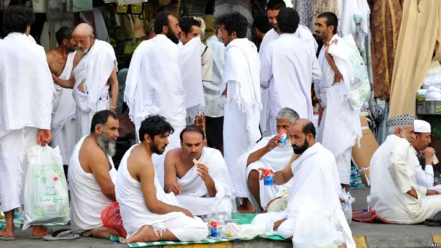 د سوریې حاجیان په مکه مکرمه کې مسجد الحرام ته نژدې د سړک پرغاړه خواړه خوري. 