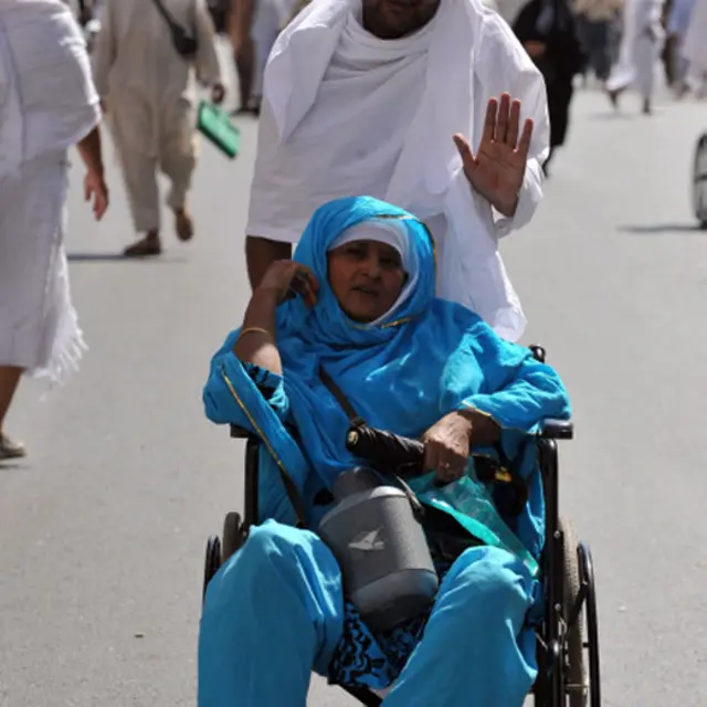 یو پاکستانی حاجي خپله مور پر ټایر لرونکي بایسکل ګرځوي. 