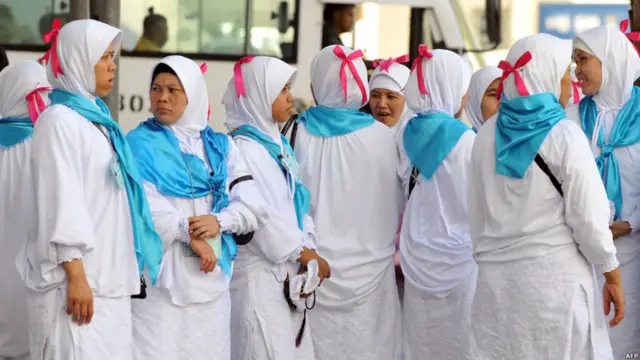 له اندونیزیا څخه حج ته تللي کسان په حرم کې د ګاډ‌و په انتظار ولاړ دي. 