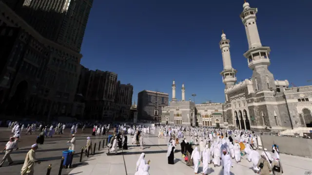 د نومبر ۶مه، د یکشنبې ورځ د لوی اختر لومړۍ ورځ ده. 