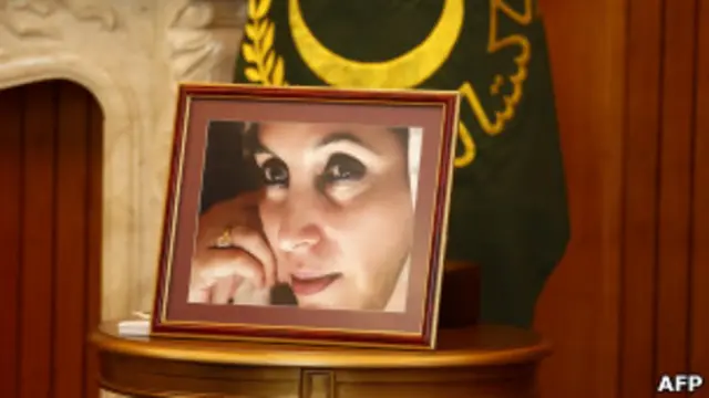 बेनज़ीर भुट्टो चुनाव प्रचार कर रही थी जब उनकी हत्या कर दी गई थी