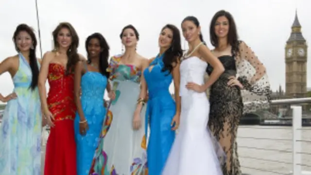 2011年世界小姐参赛佳丽在伦敦市中心泰晤士河畔合影