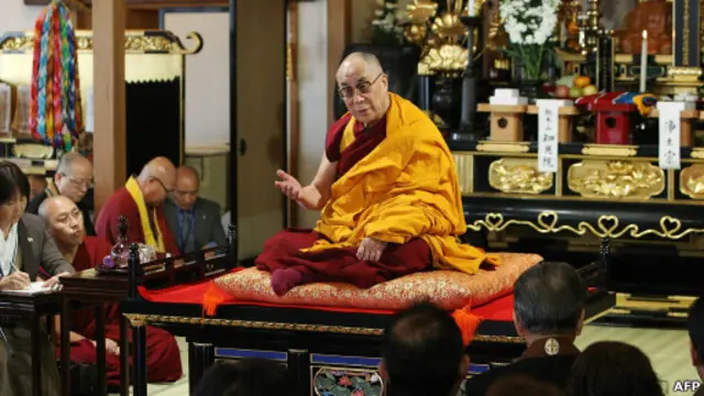 Dalai Lama dalam kunjungan ke Ishinomaki, Jepang, 5 November 2011.