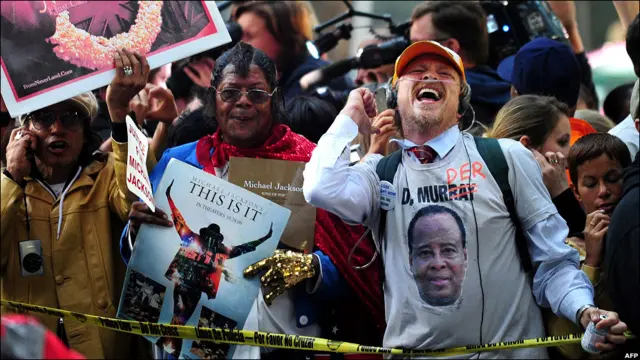 穆雷过失杀人罪名成立的判决结果宣布后，聚集在法庭外面的杰克逊歌迷欢呼起来。 