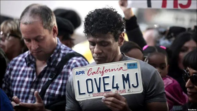 辩方则说，杰克逊导致了自己的死亡。辨方说，杰克逊为解决长期失眠问题，尤其是为了复出巡演，急于休息，在穆里医生走后服用镇静药物致死。图为杰克逊歌迷在法庭外等候陪审团的裁决。 