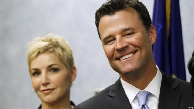 控方律师大卫·沃尔格林（ David Walgren）和戴布拉·布拉齐尔（ Deborah Brazi）在新闻发布会上按捺不住胜利的喜悦。 