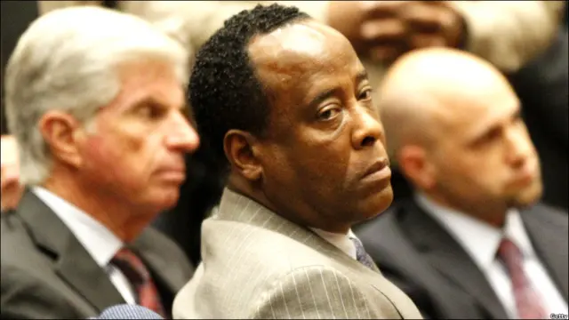 审判已故摇滚歌星迈克尔·杰克逊私人医生穆雷（Dr Conrad Murray）过失杀人罪的陪审团周一（7日）做出了有罪裁决。 