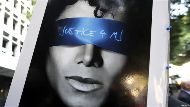 法官将在11月29日宣布量刑。穆雷将面临最多四年监禁，并将被吊销行医执照。杰克逊于2009年6月在家中昏迷后死亡。 