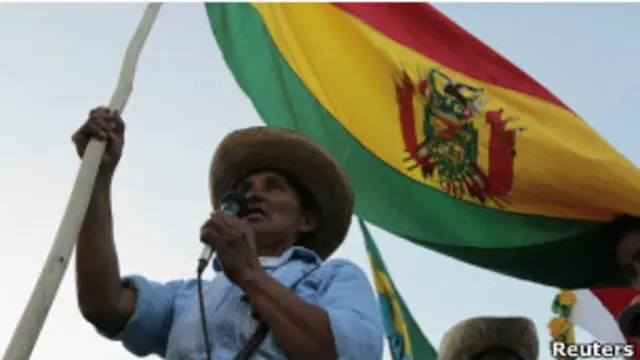 La construcción de una carretera en Bolivia adjudicada a la firma OAS y financiada por el BNDES fue detenida por el gobierno de Evo Morales ante fuertes protestas de grupos indígenas.