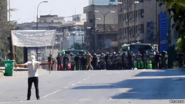 Pengunjuk rasa menghadapi aparat keamanan di Homs, 4 November 2011.