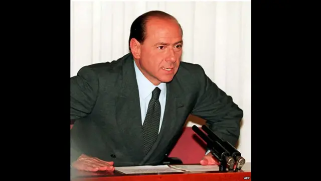 سابق اطالوی وزیر اعظم سلویو برلسکونی اطالوی سیاست میں 1994 میں سامنے آئے جب انھوں نے 57 سال کی عمر میں ’فورزا اٹالیا‘ نامی سیاسی جماعت کے پلیٹ فارم سے انتخابات میں کامیابی حاصل کی۔