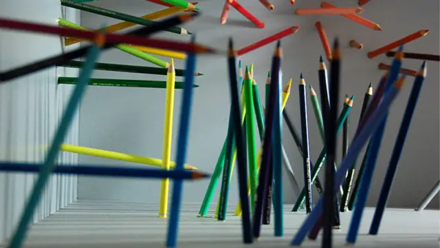 دورِ حاضر میں استعمال ہونے والی پنسل اٹھارہویں صدی میں بنائی گئی۔ اس کے گرد لکڑی کا خول نہ صرف اس کے سکّے کو محفوظ رکھتا ہے بلکہ اس پر ہماری گرفت بھی بناتا ہے۔