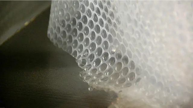 یہ پیکنگ شیٹ ایک بہت اہم ایجاد ہے۔ اسے نازک اشیا کو محفوظ طریقے سے پیک کرنے کے لیے استعمال کیا جاتا ہے۔