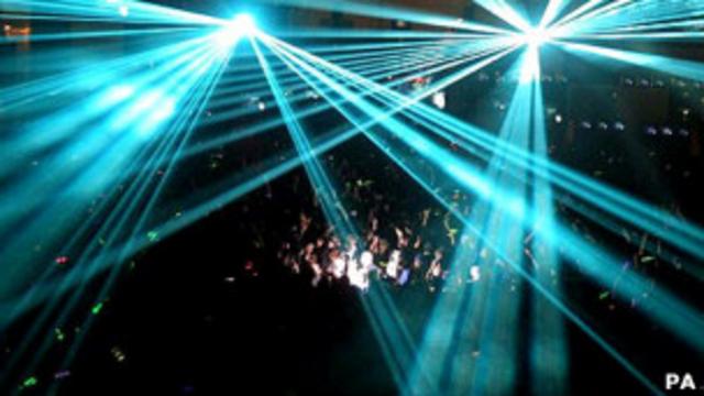 Девушки разделись догола в ночном клубе Костаная и попали на видео