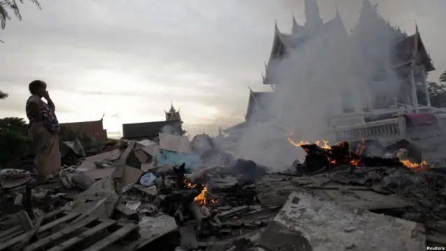 Membersihkan sampah di Ayutthaya, Tahiland