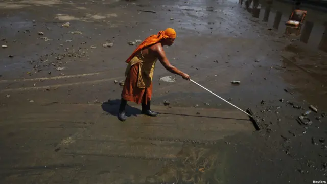 Membersihkan sampah di Ayutthaya, Tahiland
