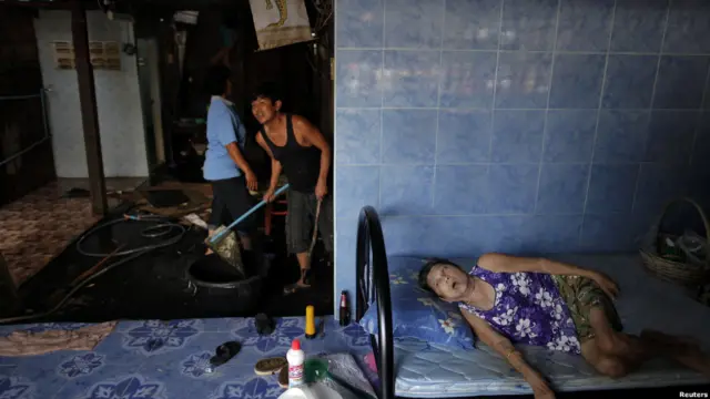 Membersihkan sampah di Ayutthaya, Tahiland