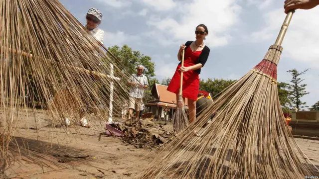 Warga asing ikut membersihkan sampah di Ayutthaya, Tahiland