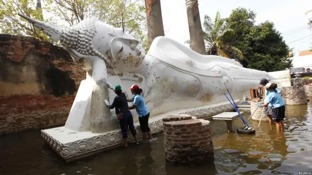 Membersihkan sampah di Ayutthaya, Tahiland