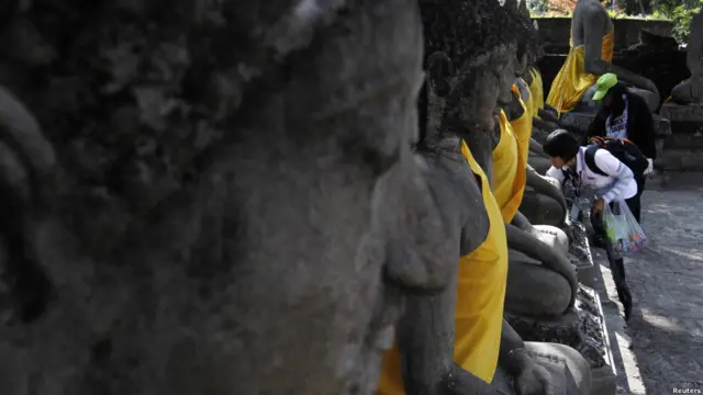 Membersihkan sampah di Ayutthaya, Tahiland