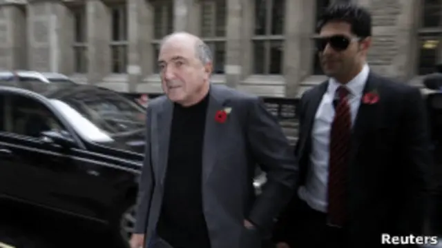 Борис Березовский у здания суда