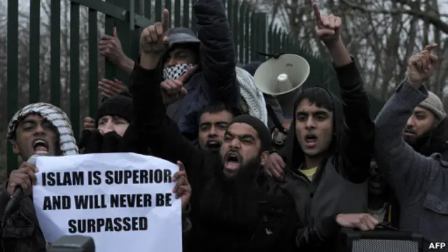 Kelompok yang menamakan diri Islam Penentang Perang Salib di Inggris.