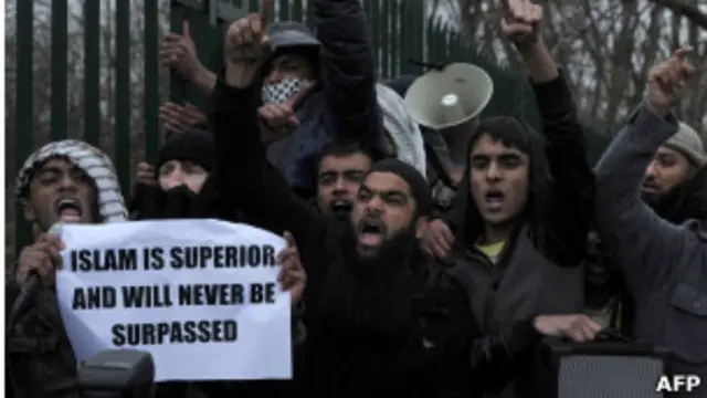 Демонстрация "Мусульман против крестовых походов"