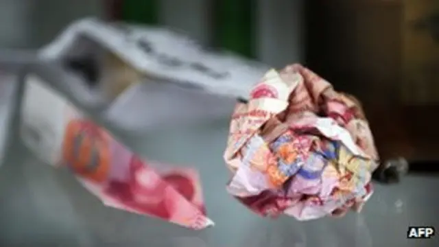 Đông nhân dân tệ được cuộn tròn ném vào khu nhà ông Ngải Vị Vị ở