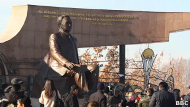Памятник Назарбаеву