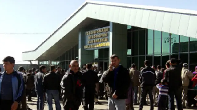 Тожикистондан ташқарида бир миллиондан ортиқ меҳнат муҳожири борлиги айтилади.