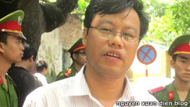 Blogger Nguyễn Xuân Diện có phong cách tường thuật ngay từ nơi xảy ra sự việc.