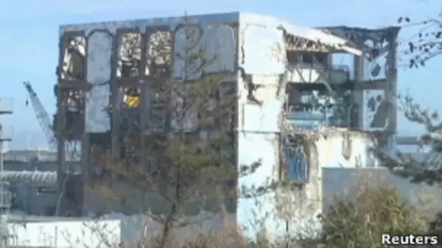 Các nhà báo vào tham quan nhà máy hạt nhân Fukushima.