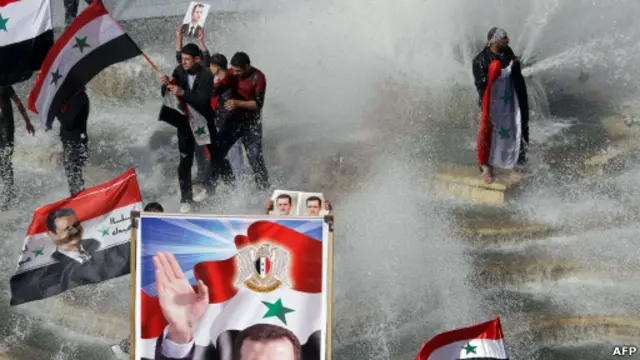 Para pendukung Presiden Bashar al-Assad di Damaskus.