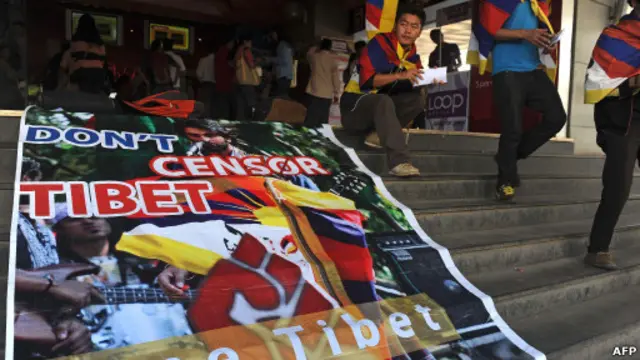 Unjuk rasa warga Tibet menentang pemutaran film Rockstar di India.