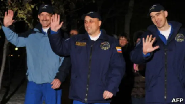 تنش به روی کره زمین بین آمریکا و روسیه،برهمکاری فضانوردان دو کشور تاثیری نگذاشته است. دوفضانورد روسی و آمریکایی قبل از سفر فضایی درکنار هم 