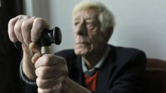 पार्किंसन एक ऐसी बीमारी है जिससे जोड़ों में बहुत कमज़ोरी आ जाती है और बोलने में भी दिक्कत आती है.