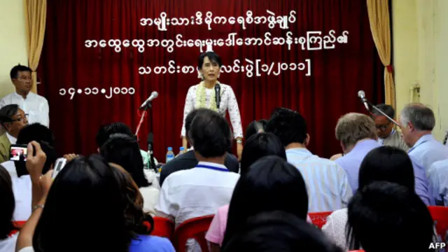 Pemimpin gerakan demokrasi Burma, Aung San Suu Kyi, mengatakan pemerintah Burma telah menempuh langkah positif menuju reformasi.