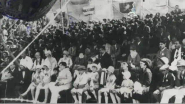 در لوی جرگه ۱۳۰۷ ثریا همسر شاه امان الله در این جرگه بدون حجاب سنتی حاضر شد