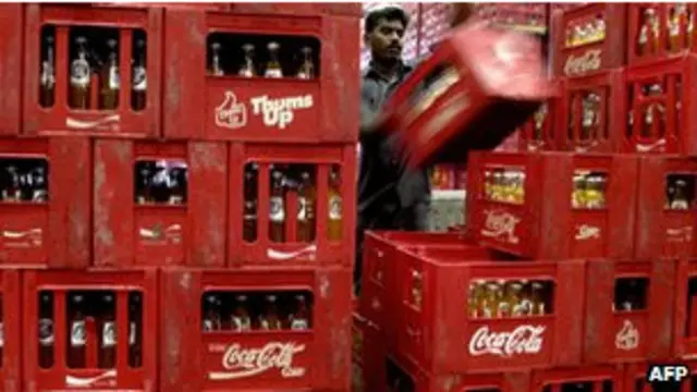 कोका कोला की बोतलें