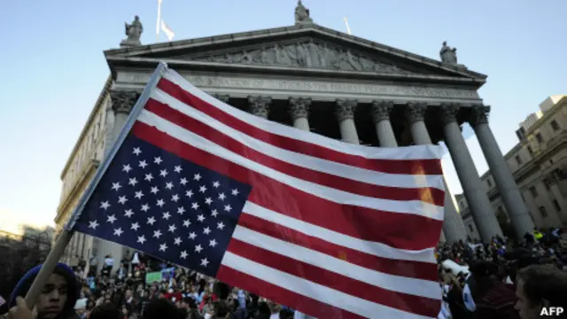 Tanto los manifestantes del movimiento Occupy Wall Street como sus críticos<br> conservadores dicen que representan los ideales estadounidenses.