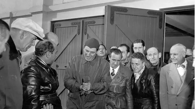 Perón en la Residencia de Olivos observa la moto Puma fabricada en el país.