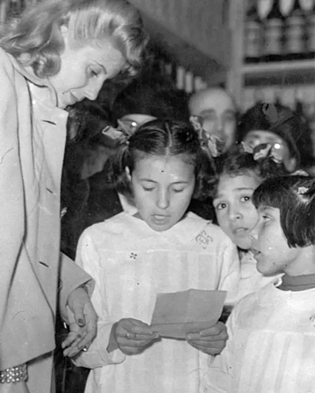 Evita visita una escuela pública, 1947.