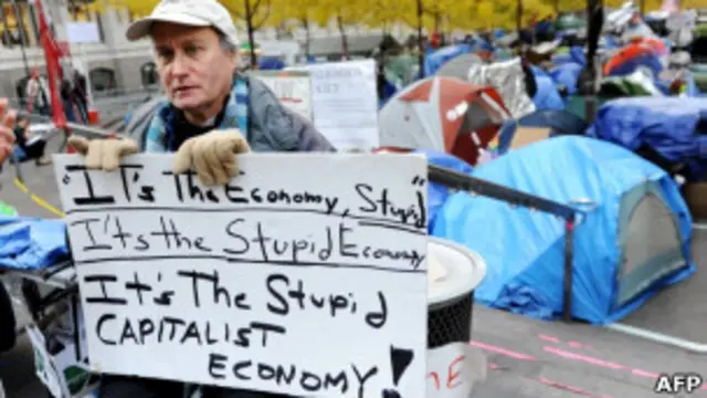 Manifestante critica política econômica em protesto nos arredores de Wall Street, NY, na última segunda-feira (AFP)
