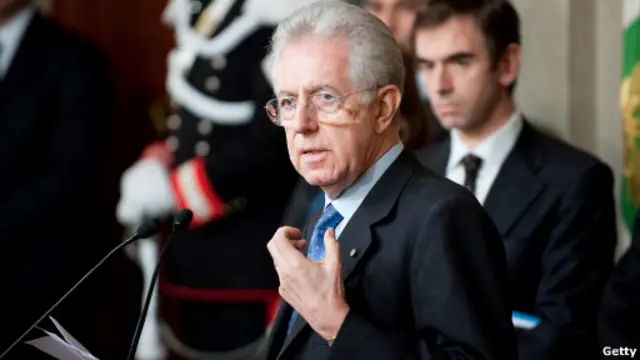 Perdana Menteri Italia, Mario Monti, saat mengumumkan kabinetnya.