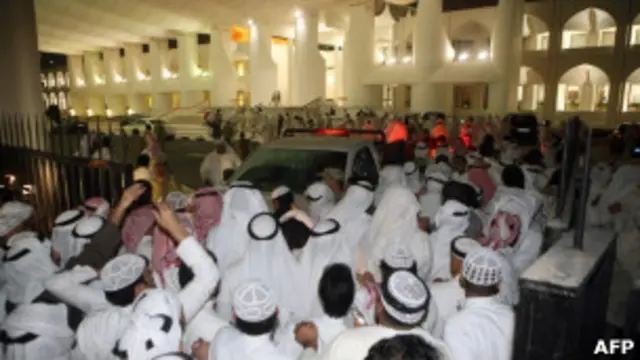 معترضان پس از این که نگهبانان مانع از نزدیک شدنشان به اقامتگاه نخست وزیر شدند، به پارلمان هجوم بردند