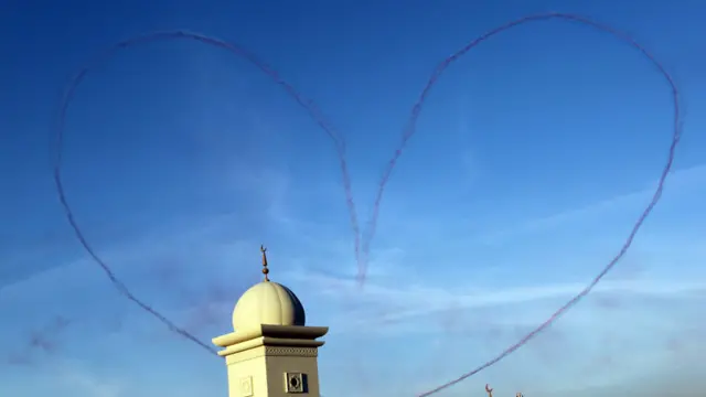 او څلورمه په اسمان کې زړه رسموي...