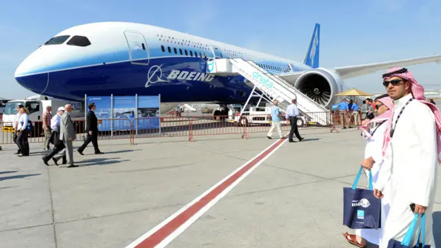 خو دغه لویه بوینګ الوتکه پر هوايي ډګر پاتې شوه. 